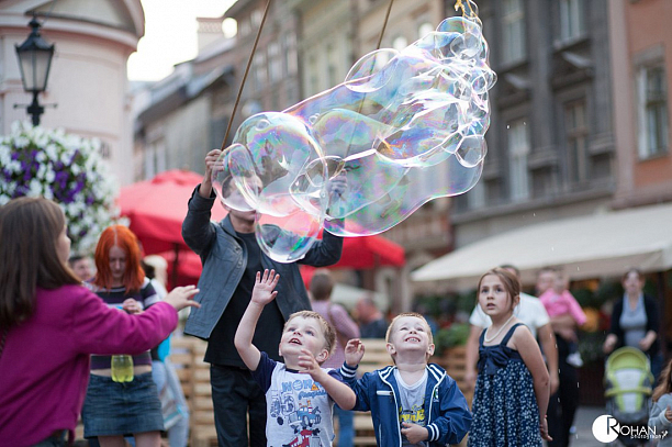Фото 3 - Радість для дітей. Шоу з мильними бульбашками